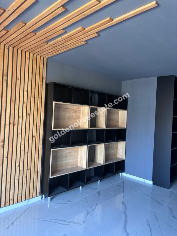 MAĞUSA MERKEZDE CADDE ÜSTÜ GENİŞ TERASLI EŞYASIZ KİRALIK 2+1 OFİS