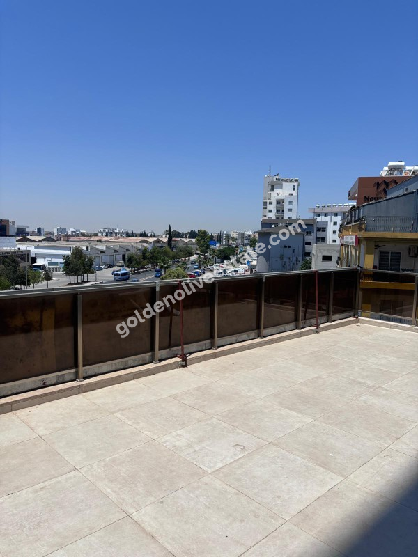 MAĞUSA MERKEZDE CADDE ÜSTÜ GENİŞ TERASLI EŞYASIZ KİRALIK 2+1 OFİS