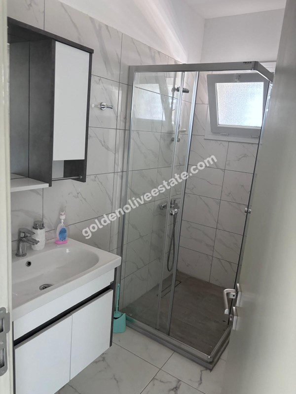 MAĞUSA MERKEZDE CADDE ÜSTÜ GENİŞ TERASLI EŞYASIZ KİRALIK 2+1 OFİS