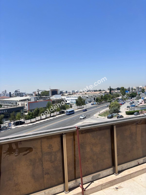 MAĞUSA MERKEZDE CADDE ÜSTÜ GENİŞ TERASLI EŞYASIZ KİRALIK 2+1 OFİS