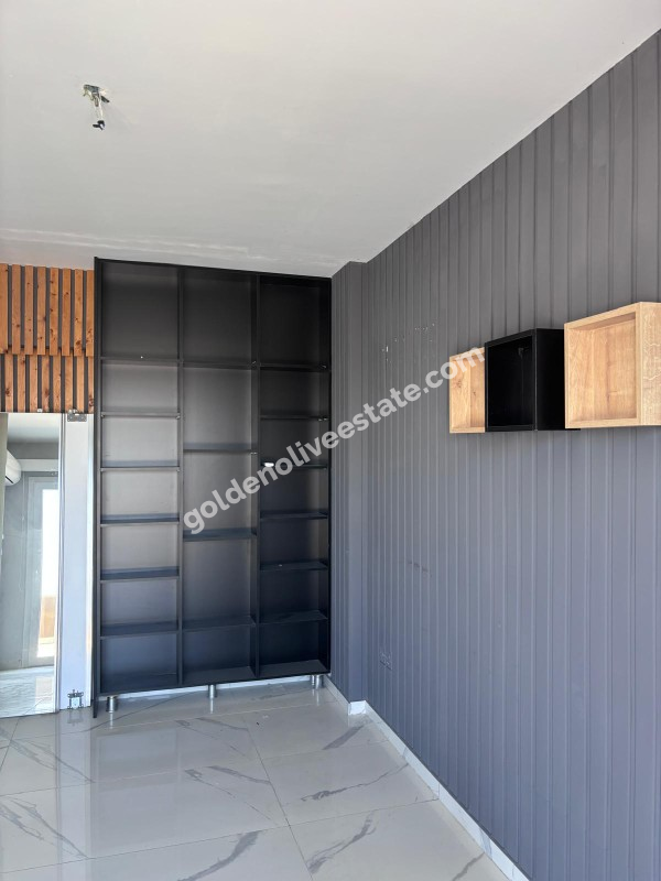 MAĞUSA MERKEZDE CADDE ÜSTÜ GENİŞ TERASLI EŞYASIZ KİRALIK 2+1 OFİS