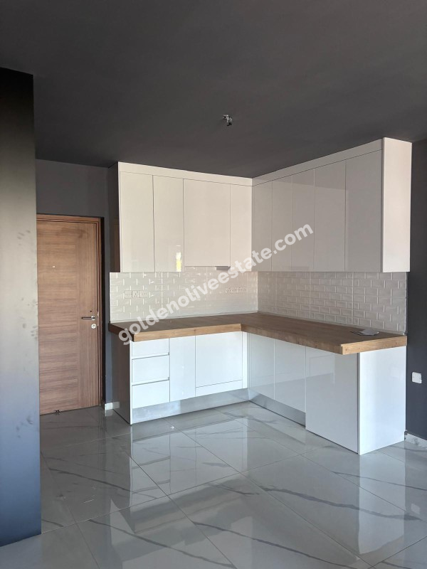 MAĞUSA MERKEZDE CADDE ÜSTÜ GENİŞ TERASLI EŞYASIZ KİRALIK 2+1 OFİS