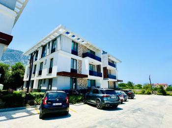 Kıbrıs Girne Lapta Bölgesinde Havuzlu Site İçinde Satılık 2+1 Ara Kat Daire