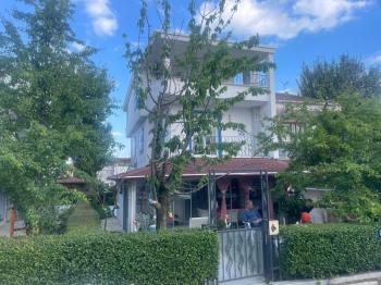 YENİÇİFTLİK'TE SAHİL SİTESİNDE ZEVKLE DÖŞENMİŞ EŞYALI VİLLA
