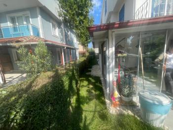YENİÇİFTLİK'TE SAHİL SİTESİNDE ZEVKLE DÖŞENMİŞ EŞYALI VİLLA