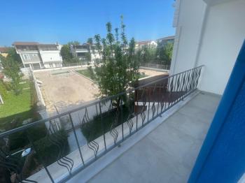 YENİÇİFTLİK'TE SAHİL SİTESİNDE ZEVKLE DÖŞENMİŞ EŞYALI VİLLA