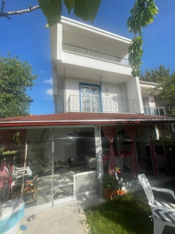 YENİÇİFTLİK'TE SAHİL SİTESİNDE ZEVKLE DÖŞENMİŞ EŞYALI VİLLA