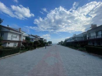 YENİÇİFTLİK'TE SAHİL SİTESİNDE ZEVKLE DÖŞENMİŞ EŞYALI VİLLA