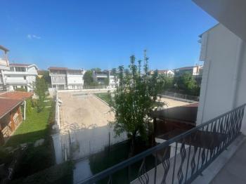 YENİÇİFTLİK'TE SAHİL SİTESİNDE ZEVKLE DÖŞENMİŞ EŞYALI VİLLA
