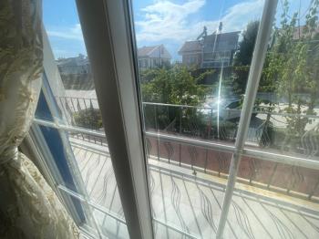 YENİÇİFTLİK'TE SAHİL SİTESİNDE ZEVKLE DÖŞENMİŞ EŞYALI VİLLA