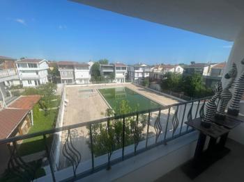 YENİÇİFTLİK'TE SAHİL SİTESİNDE ZEVKLE DÖŞENMİŞ EŞYALI VİLLA