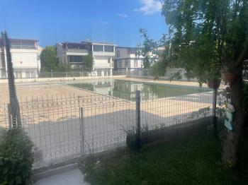 YENİÇİFTLİK'TE SAHİL SİTESİNDE ZEVKLE DÖŞENMİŞ EŞYALI VİLLA
