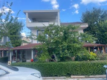 YENİÇİFTLİK'TE SAHİL SİTESİNDE ZEVKLE DÖŞENMİŞ EŞYALI VİLLA