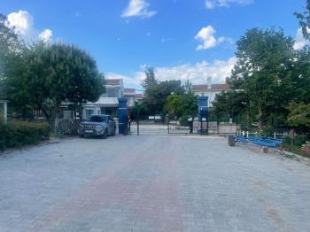 YENİÇİFTLİK'TE SAHİL SİTESİNDE ZEVKLE DÖŞENMİŞ EŞYALI VİLLA