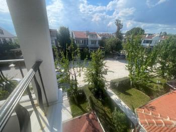 YENİÇİFTLİK'TE SAHİL SİTESİNDE ZEVKLE DÖŞENMİŞ EŞYALI VİLLA