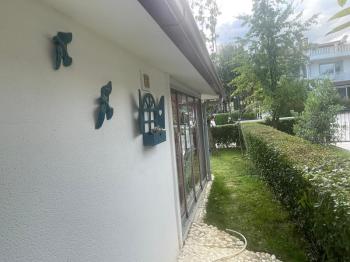 YENİÇİFTLİK'TE SAHİL SİTESİNDE ZEVKLE DÖŞENMİŞ EŞYALI VİLLA