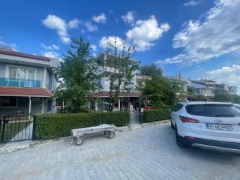 YENİÇİFTLİK'TE SAHİL SİTESİNDE ZEVKLE DÖŞENMİŞ EŞYALI VİLLA