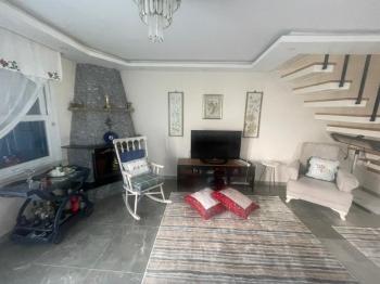 YENİÇİFTLİK'TE SAHİL SİTESİNDE ZEVKLE DÖŞENMİŞ EŞYALI VİLLA