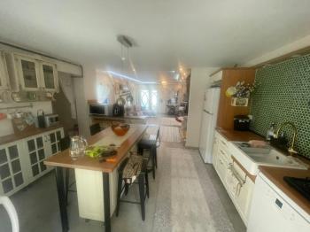 YENİÇİFTLİK'TE SAHİL SİTESİNDE ZEVKLE DÖŞENMİŞ EŞYALI VİLLA