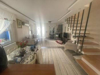 YENİÇİFTLİK'TE SAHİL SİTESİNDE ZEVKLE DÖŞENMİŞ EŞYALI VİLLA