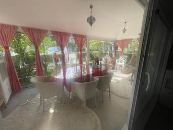 YENİÇİFTLİK'TE SAHİL SİTESİNDE ZEVKLE DÖŞENMİŞ EŞYALI VİLLA