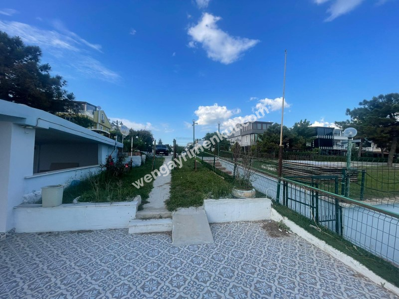 YENİÇİFTLİK'TE SAHİL SİTESİNDE ZEVKLE DÖŞENMİŞ EŞYALI VİLLA