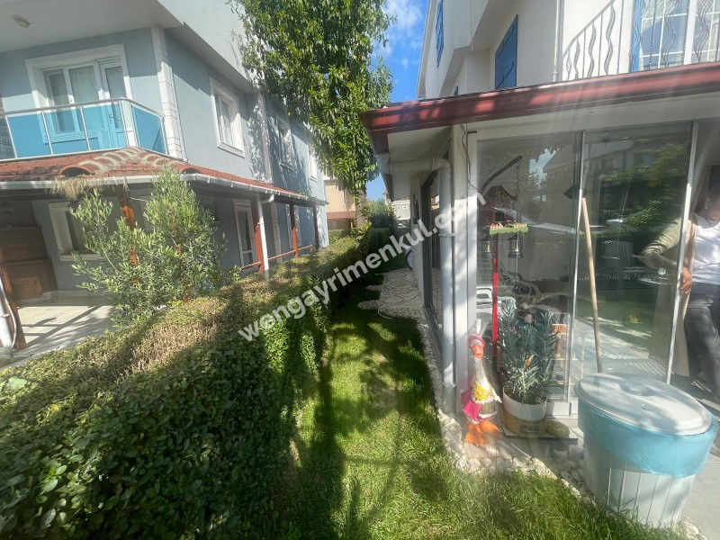YENİÇİFTLİK'TE SAHİL SİTESİNDE ZEVKLE DÖŞENMİŞ EŞYALI VİLLA