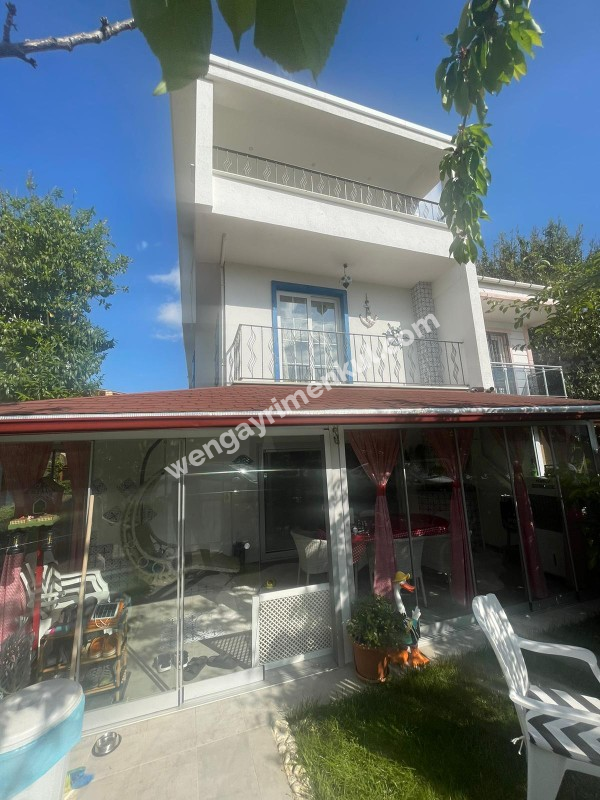 YENİÇİFTLİK'TE SAHİL SİTESİNDE ZEVKLE DÖŞENMİŞ EŞYALI VİLLA