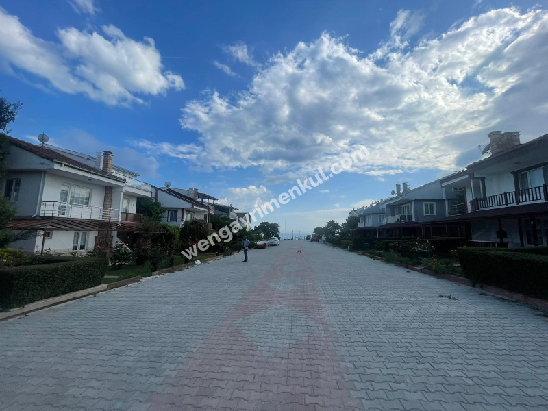 YENİÇİFTLİK'TE SAHİL SİTESİNDE ZEVKLE DÖŞENMİŞ EŞYALI VİLLA