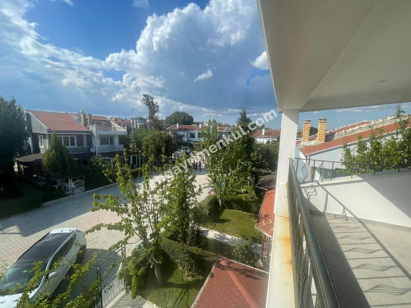 YENİÇİFTLİK'TE SAHİL SİTESİNDE ZEVKLE DÖŞENMİŞ EŞYALI VİLLA