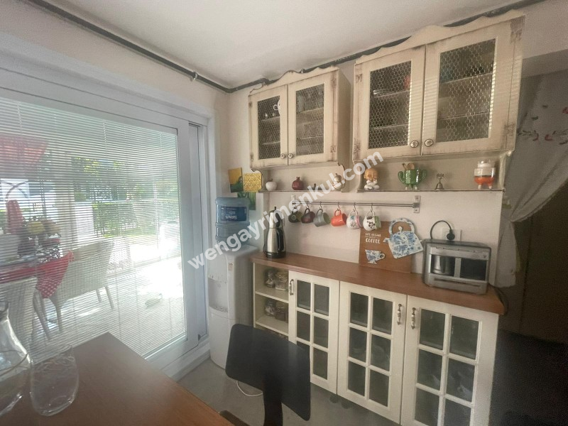 YENİÇİFTLİK'TE SAHİL SİTESİNDE ZEVKLE DÖŞENMİŞ EŞYALI VİLLA