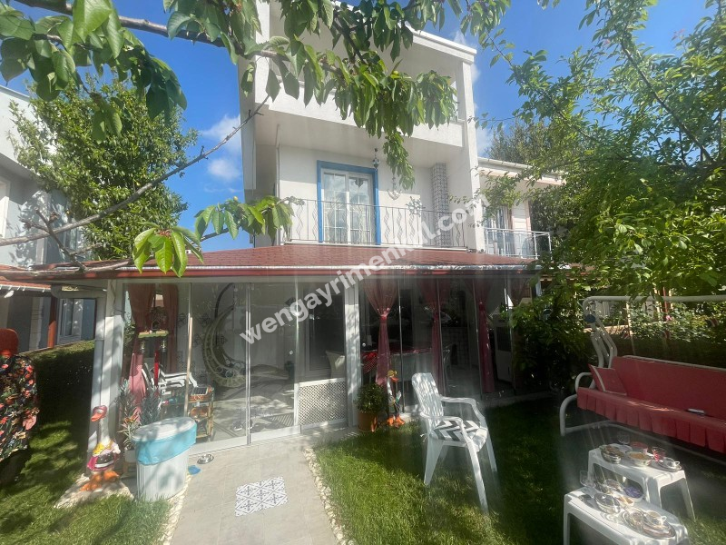 YENİÇİFTLİK'TE SAHİL SİTESİNDE ZEVKLE DÖŞENMİŞ EŞYALI VİLLA
