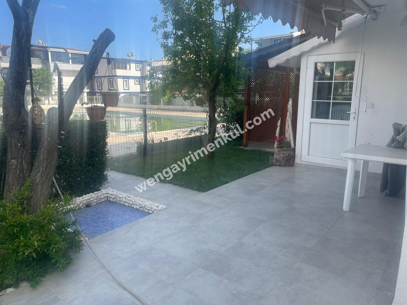 YENİÇİFTLİK'TE SAHİL SİTESİNDE ZEVKLE DÖŞENMİŞ EŞYALI VİLLA