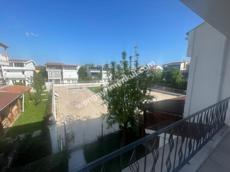 YENİÇİFTLİK'TE SAHİL SİTESİNDE ZEVKLE DÖŞENMİŞ EŞYALI VİLLA