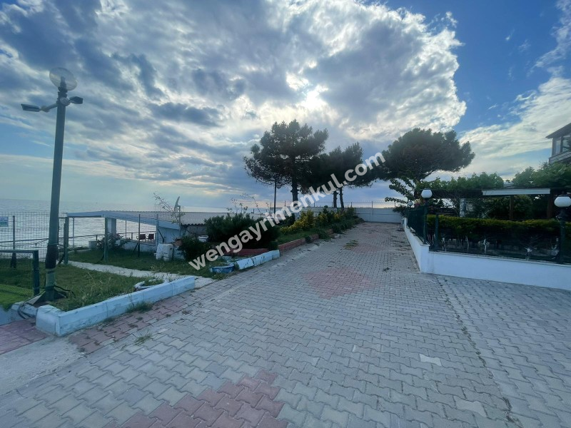 YENİÇİFTLİK'TE SAHİL SİTESİNDE ZEVKLE DÖŞENMİŞ EŞYALI VİLLA