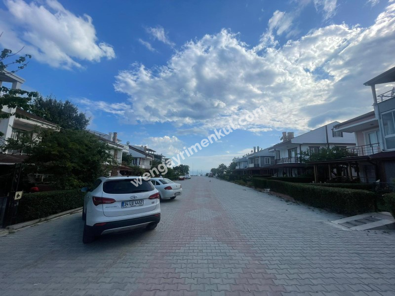 YENİÇİFTLİK'TE SAHİL SİTESİNDE ZEVKLE DÖŞENMİŞ EŞYALI VİLLA