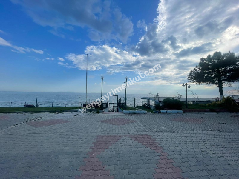 YENİÇİFTLİK'TE SAHİL SİTESİNDE ZEVKLE DÖŞENMİŞ EŞYALI VİLLA
