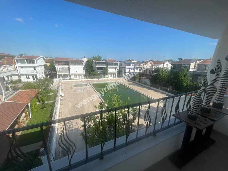 YENİÇİFTLİK'TE SAHİL SİTESİNDE ZEVKLE DÖŞENMİŞ EŞYALI VİLLA