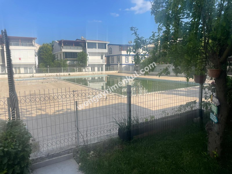 YENİÇİFTLİK'TE SAHİL SİTESİNDE ZEVKLE DÖŞENMİŞ EŞYALI VİLLA