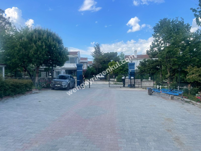 YENİÇİFTLİK'TE SAHİL SİTESİNDE ZEVKLE DÖŞENMİŞ EŞYALI VİLLA