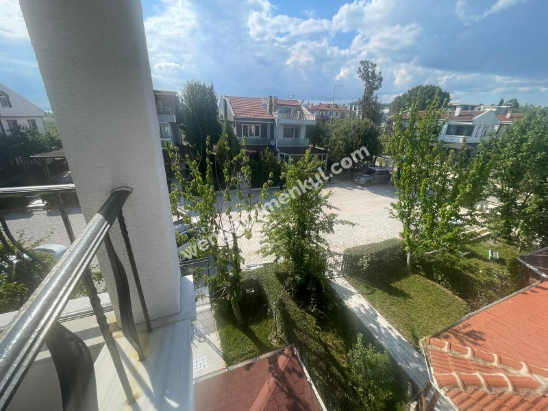 YENİÇİFTLİK'TE SAHİL SİTESİNDE ZEVKLE DÖŞENMİŞ EŞYALI VİLLA