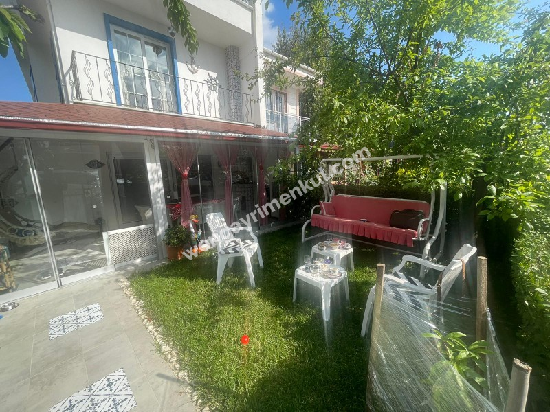 YENİÇİFTLİK'TE SAHİL SİTESİNDE ZEVKLE DÖŞENMİŞ EŞYALI VİLLA