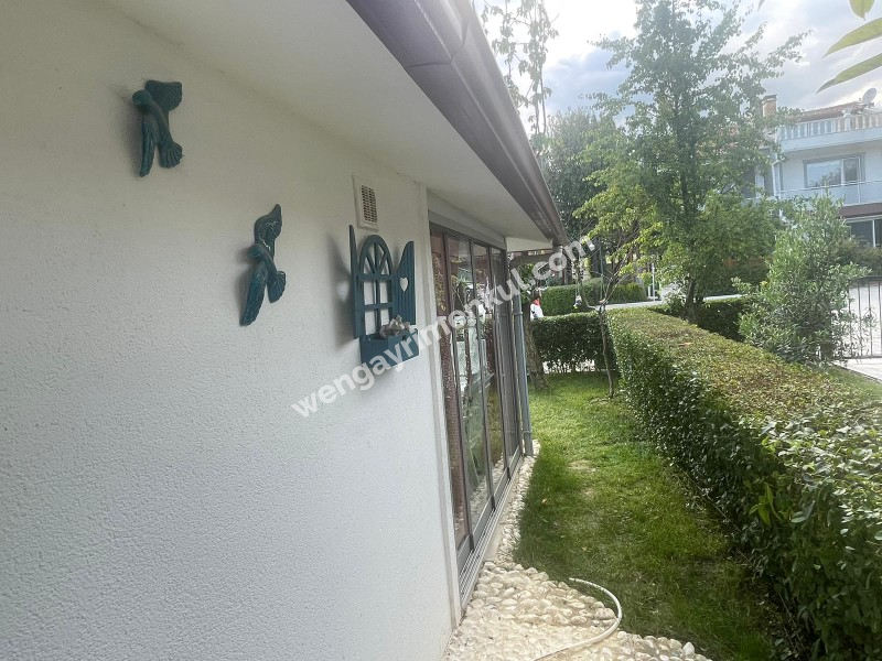 YENİÇİFTLİK'TE SAHİL SİTESİNDE ZEVKLE DÖŞENMİŞ EŞYALI VİLLA