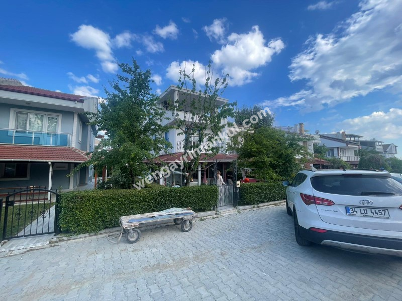 YENİÇİFTLİK'TE SAHİL SİTESİNDE ZEVKLE DÖŞENMİŞ EŞYALI VİLLA
