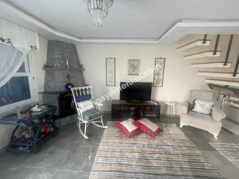YENİÇİFTLİK'TE SAHİL SİTESİNDE ZEVKLE DÖŞENMİŞ EŞYALI VİLLA