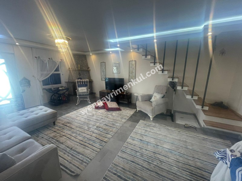 YENİÇİFTLİK'TE SAHİL SİTESİNDE ZEVKLE DÖŞENMİŞ EŞYALI VİLLA