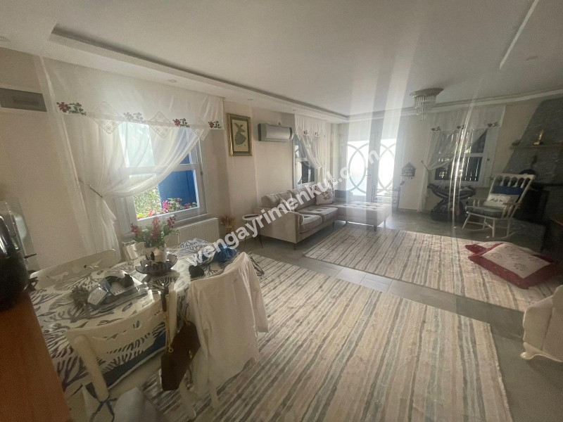 YENİÇİFTLİK'TE SAHİL SİTESİNDE ZEVKLE DÖŞENMİŞ EŞYALI VİLLA
