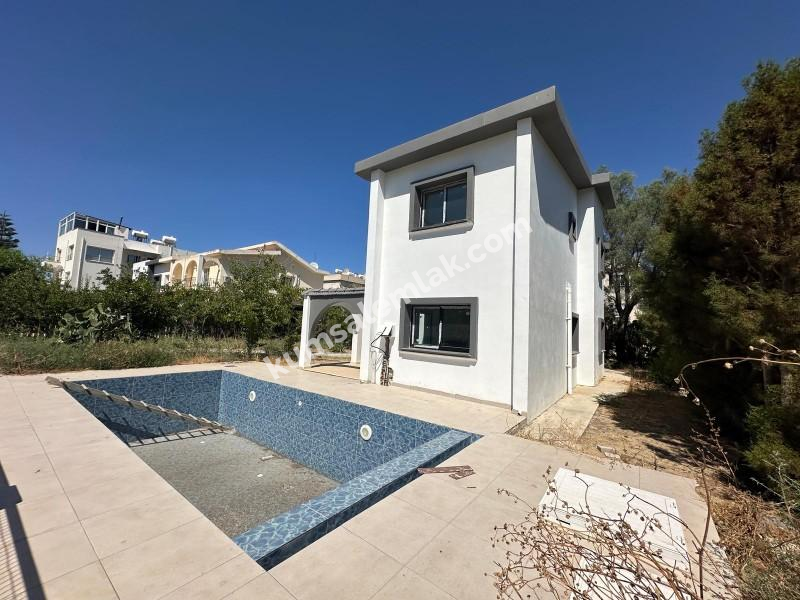 LEFKOŞA / YENİKENT 'DE 240 M2 GENİŞ BAHÇE İÇERİSİNDE  SATILIK MÜSTAKİL EV 