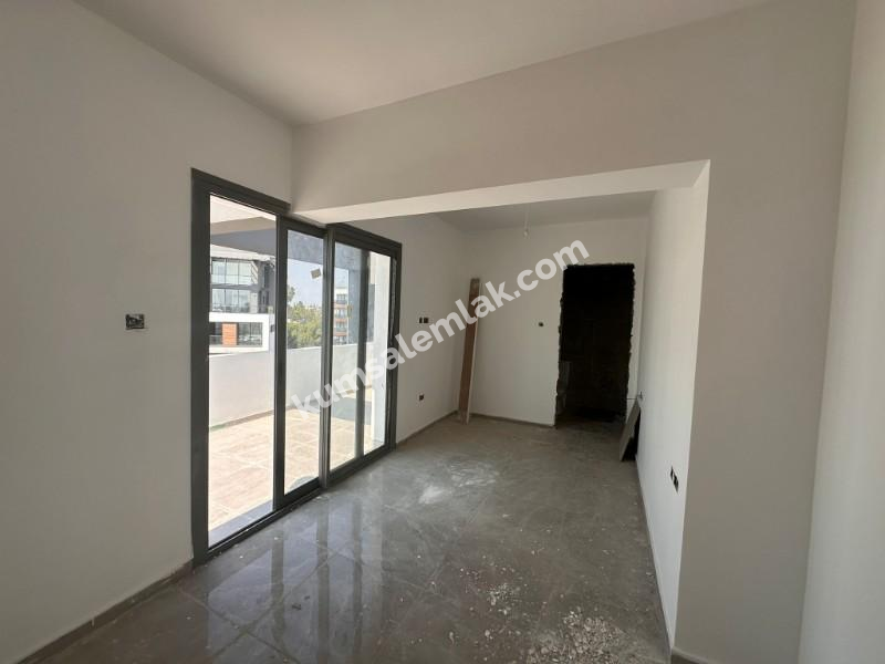LEFKOŞA YENİŞEHİR BÖLGESİNDE YENİ SIFIR SATILIK 2 + 1 LÜX PENTHOUSE