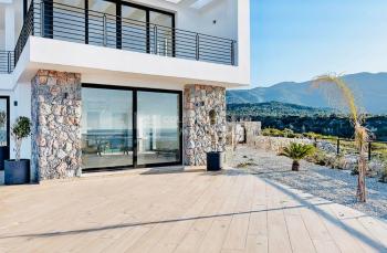  Kıbrıs Girne Esentepe De Denize Sıfır Full Deniz Manzaralı Muhteşem 3+1 Villalar